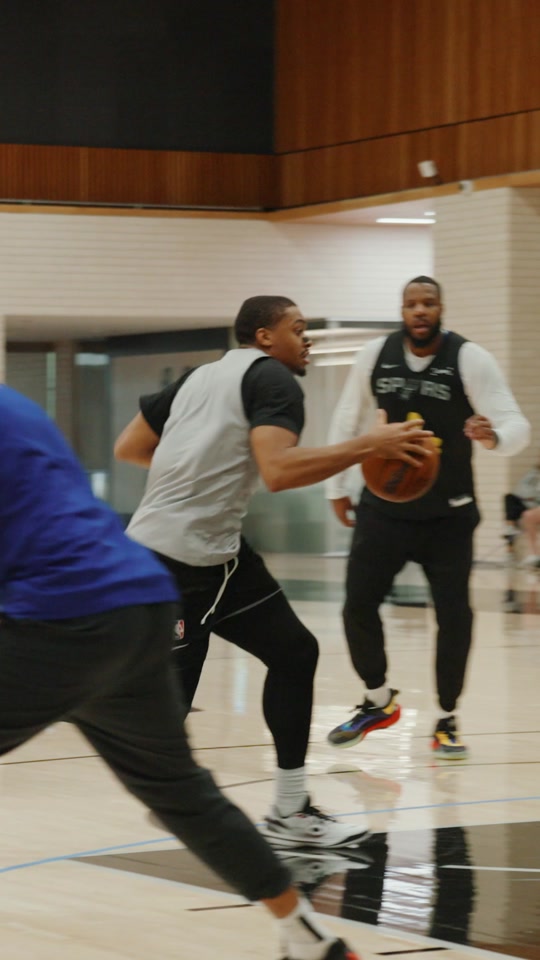 圣安东尼奥马刺发布备战花絮，今晨止住颓势，欧篮联任务艰巨，更衣室氛围转暖的简单介绍